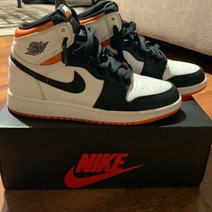 Air Jordan 1 Retro High OG Electro Orange.